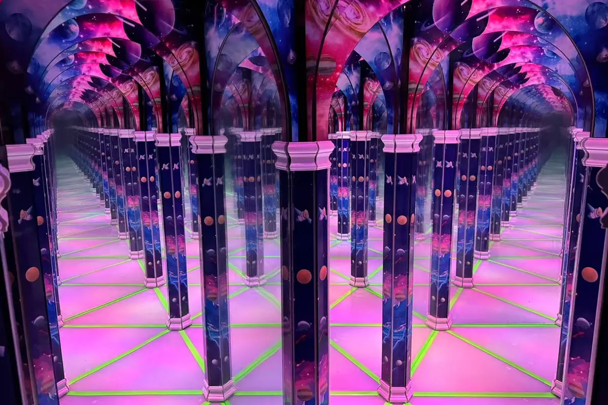 Commercial mirror maze for amusement parks